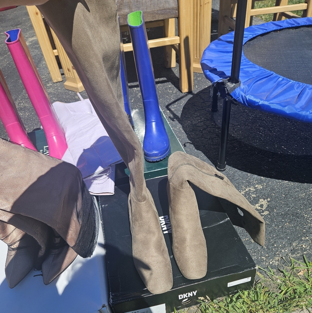 DKNY  Women's Knee-high Classic Heeled Boot